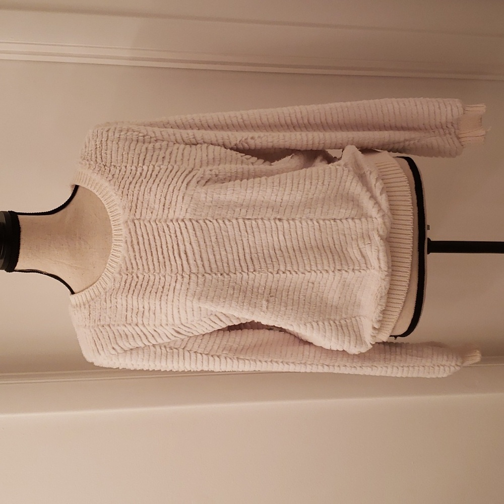 EUC, Derek heart cream faux fur sweater, super soft material, polyester blend.